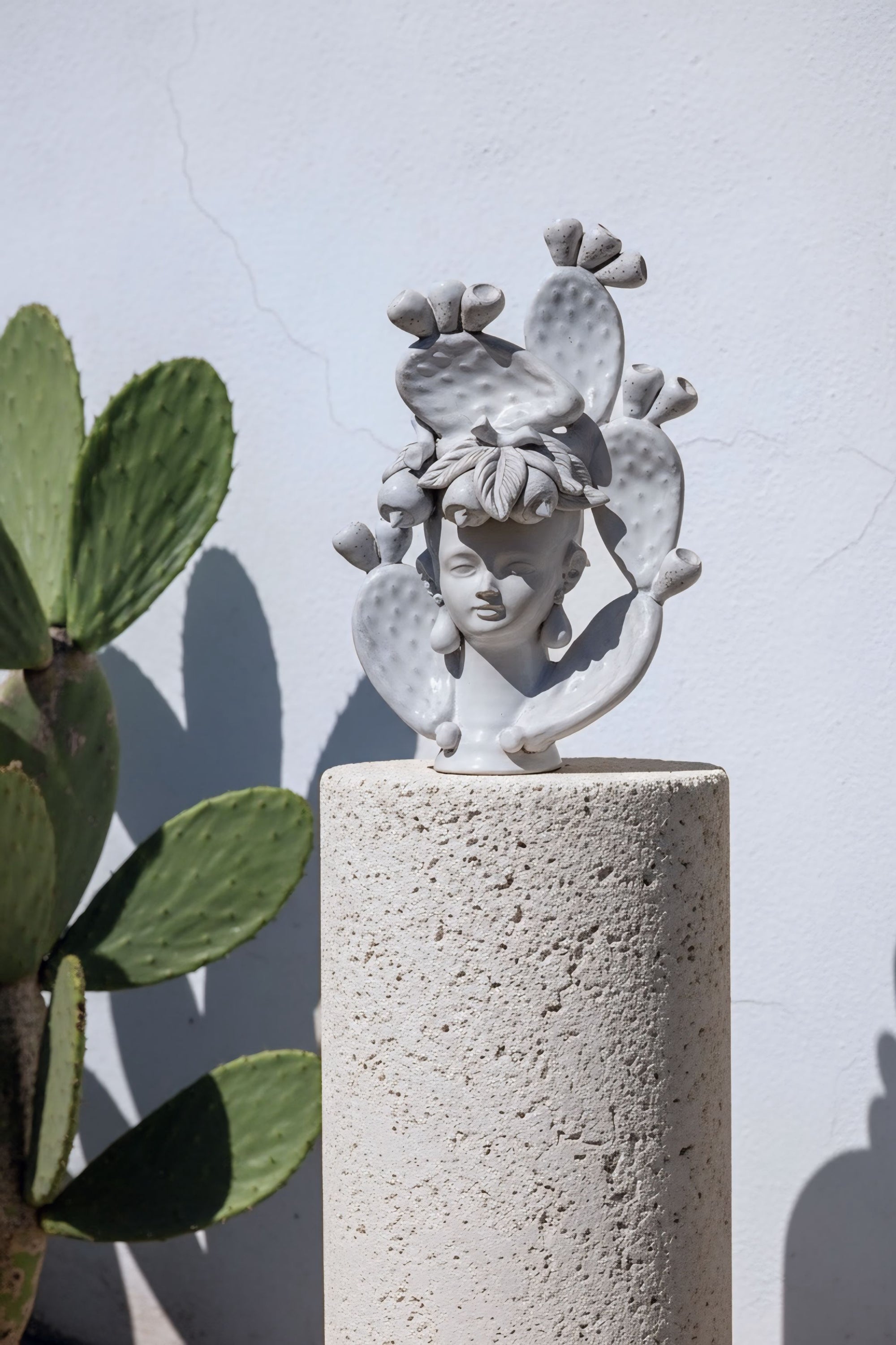 Pareja de Cabezas decoradas con hojas de chumbera y limones - Morueco Selección