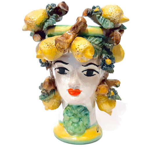 Cabeza siciliana de mujer con flores y limones