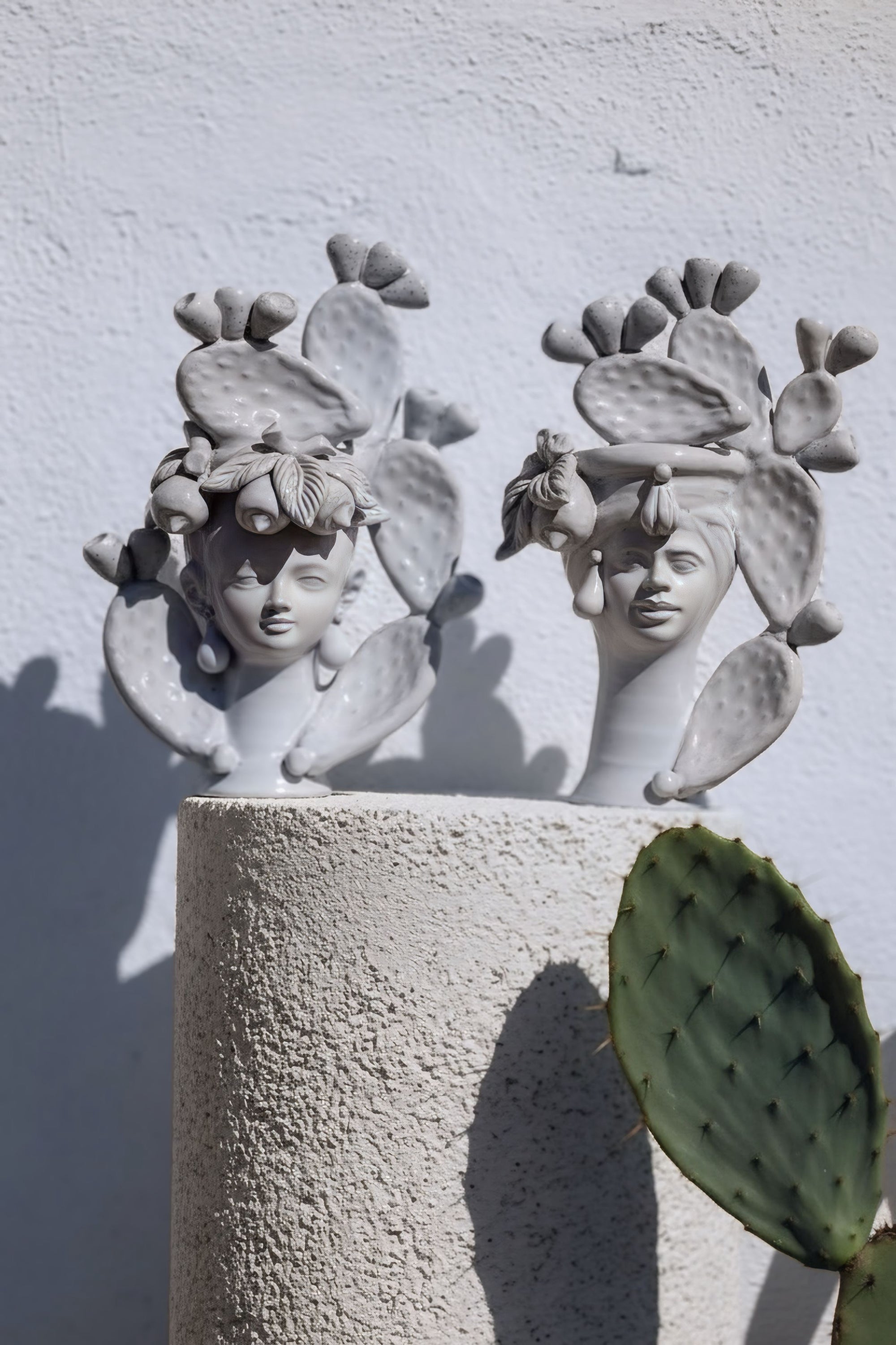 Pareja de Cabezas decoradas con hojas de chumbera y limones - Morueco Selección