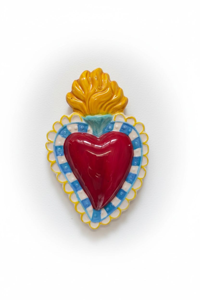 Exvoto corazón encaje · Relieve escultórico en cerámica esmaltada