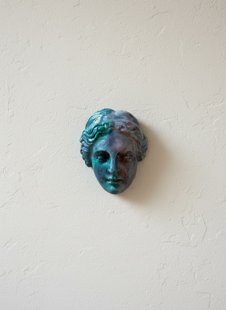 Afrodita · Máscara mural de cerámica azul-rosa