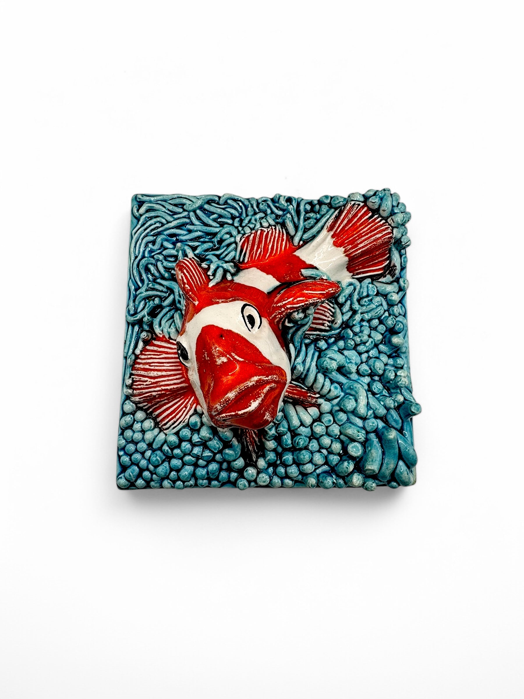 Azulejo artesanal en relieve pez payaso