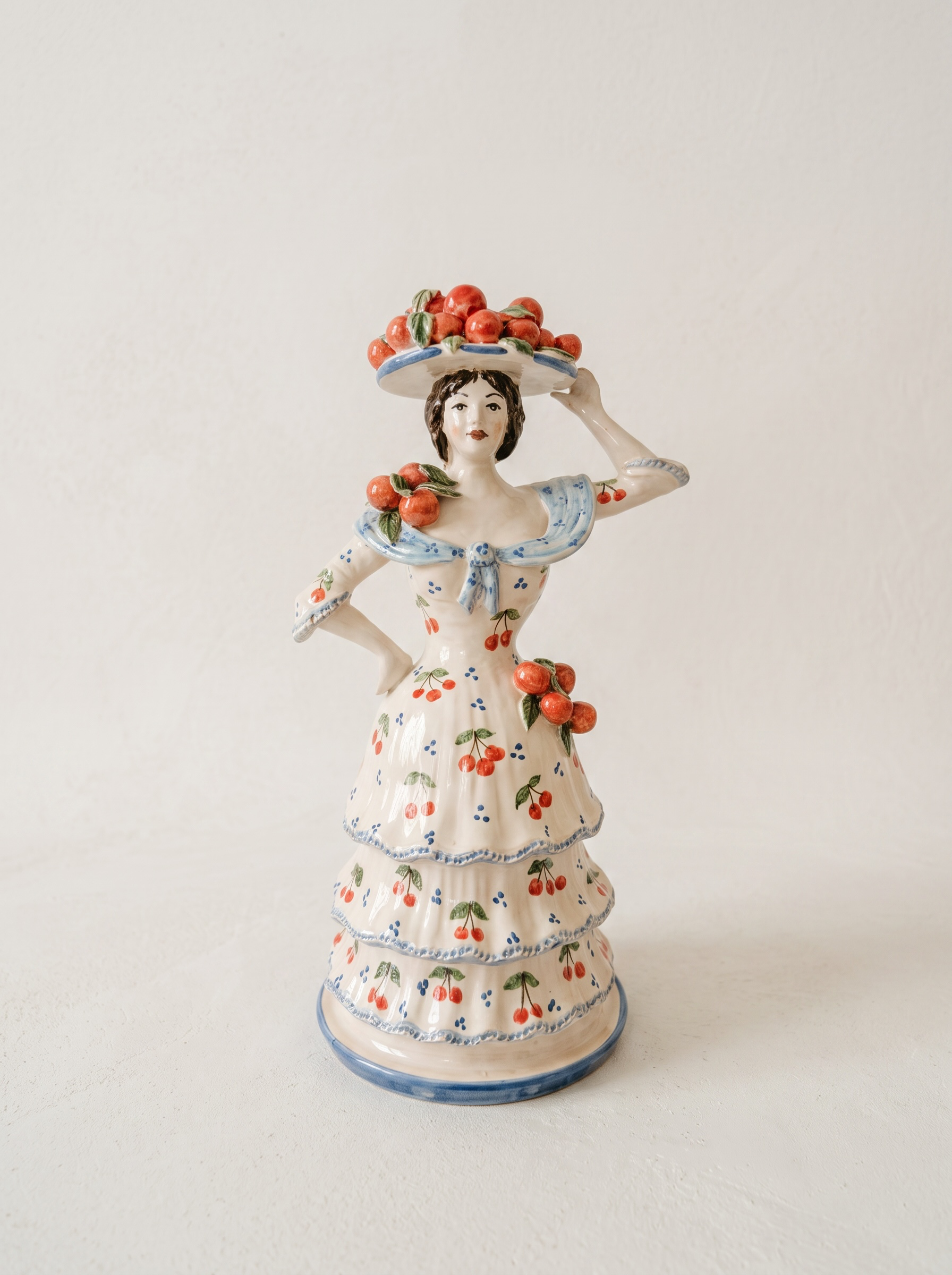 Candelabro Mujer con cerezas