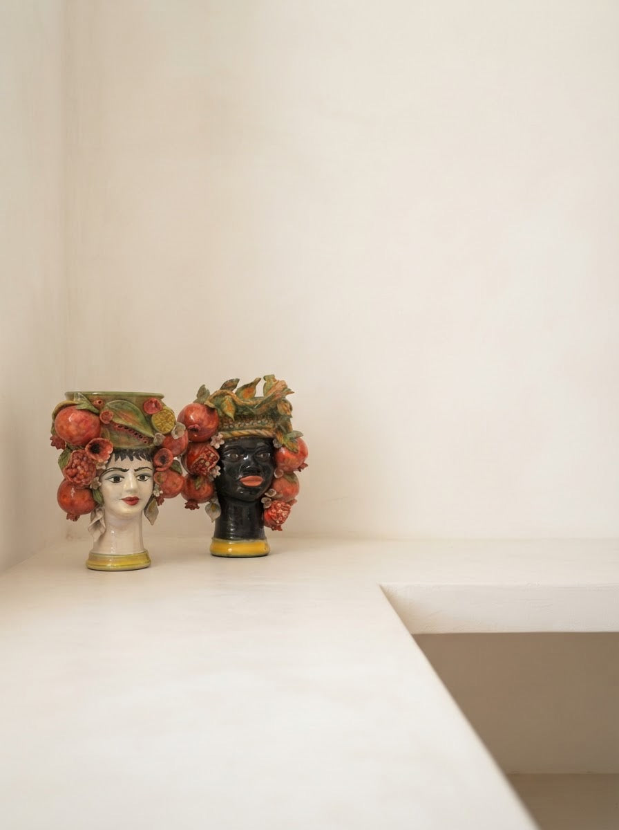 Pareja de cabezas con granadas y flores