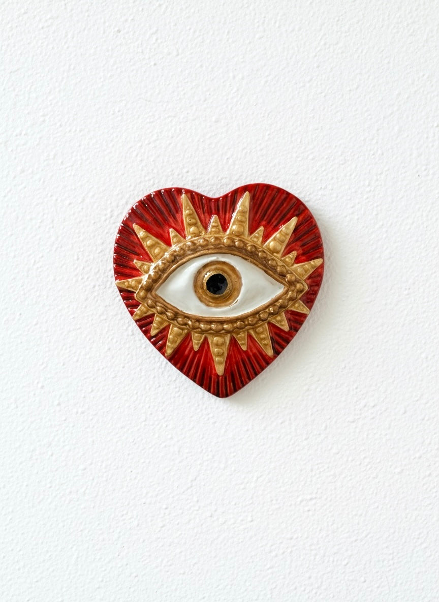 Exvoto de corazón con ojo en cerámica esmaltada