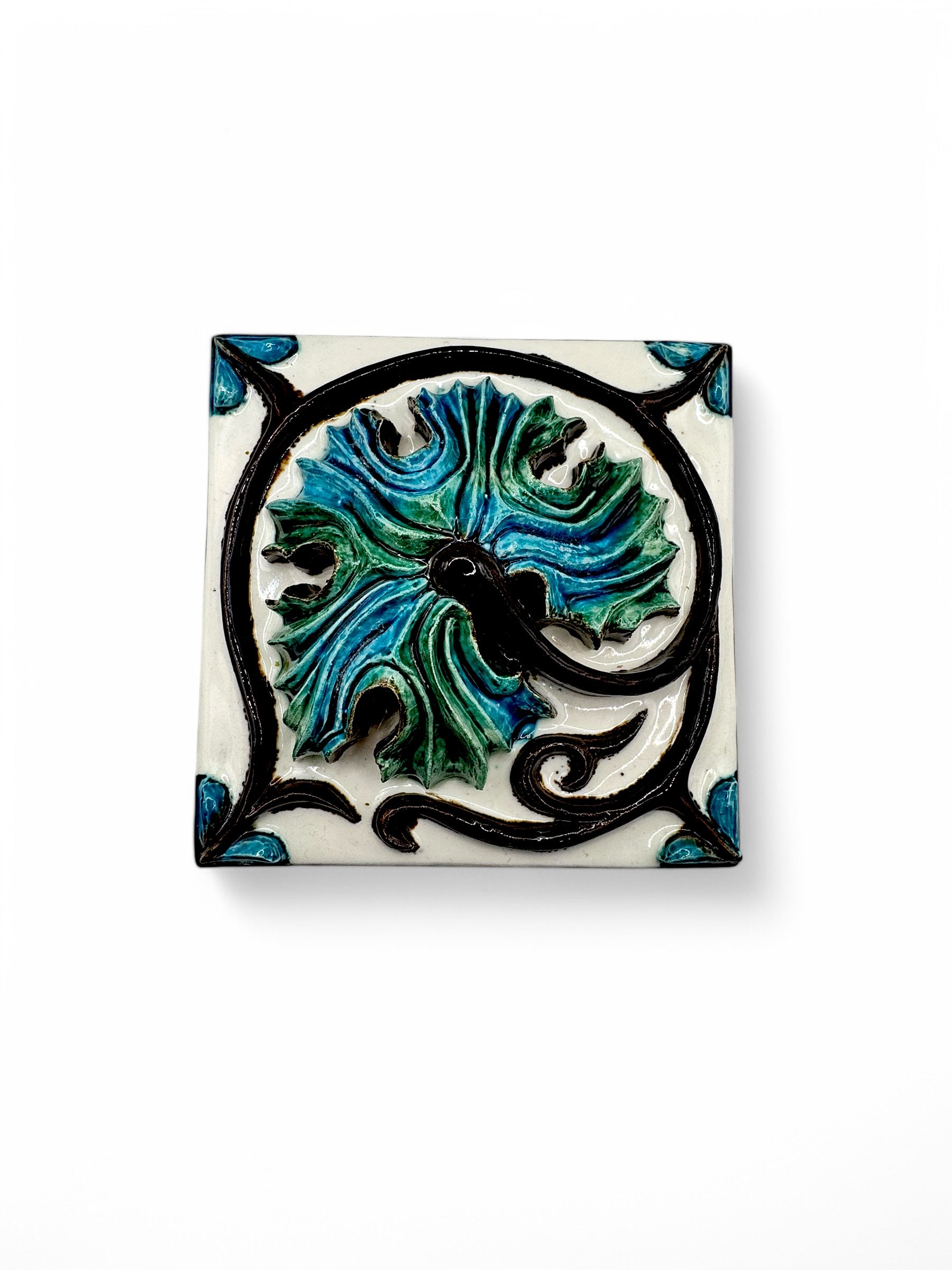 Azulejo artesanal en relieve hoja