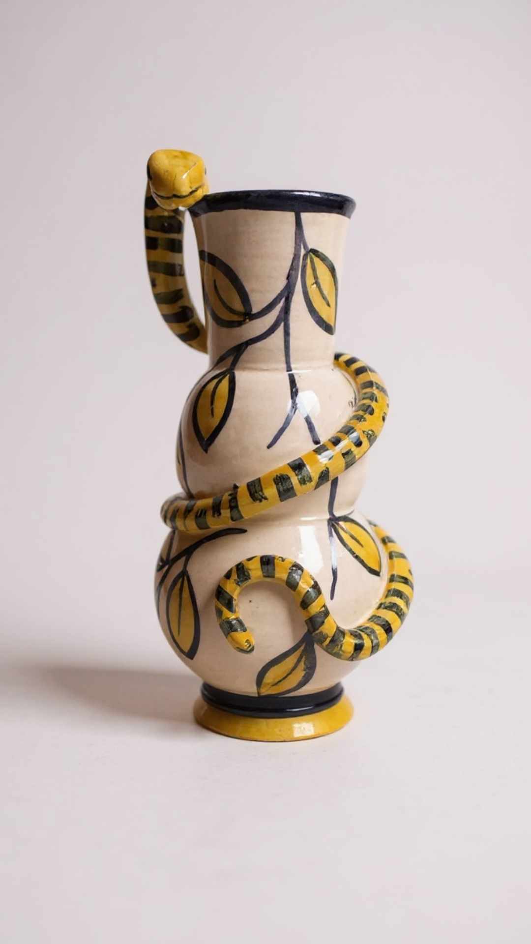 Jarrón con serpiente