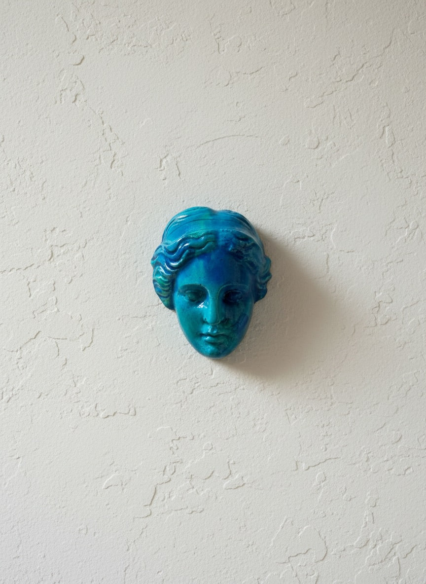Afrodita · Máscara mural de cerámica azul