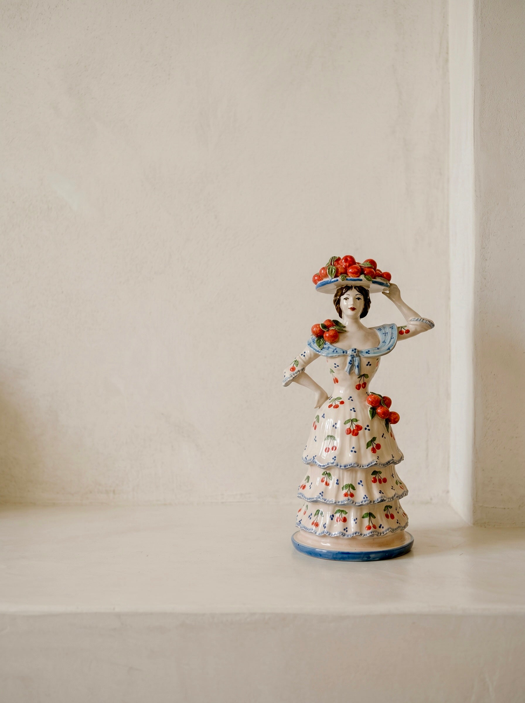 Candelabro Mujer con cerezas