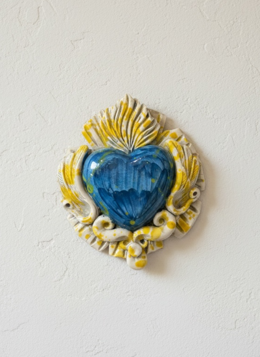 Exvoto corazón azul con salpicado amarillo
