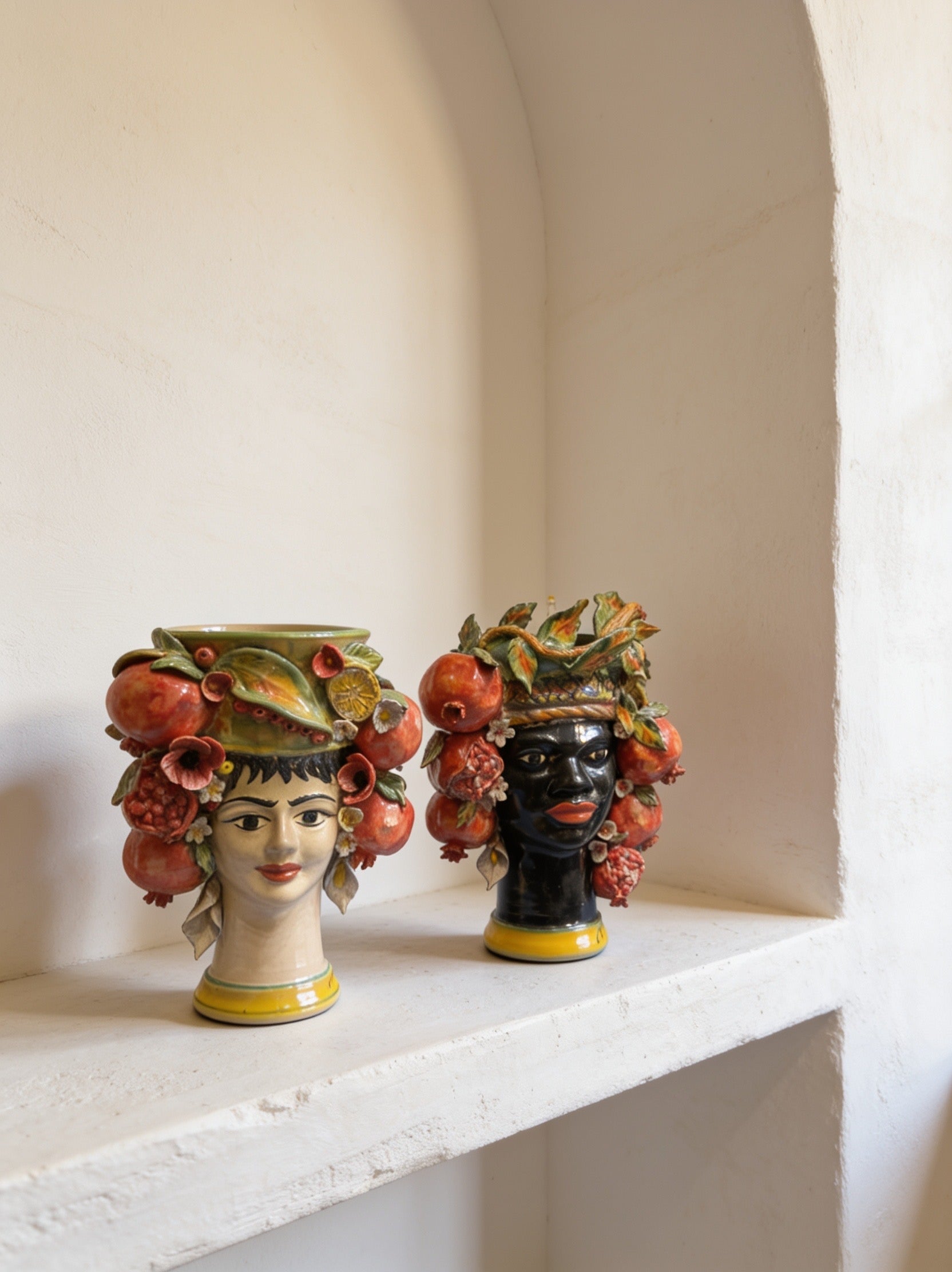 Pareja de cabezas con granadas y flores