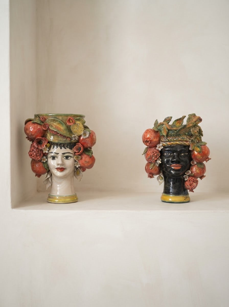 Pareja de cabezas con granadas y flores
