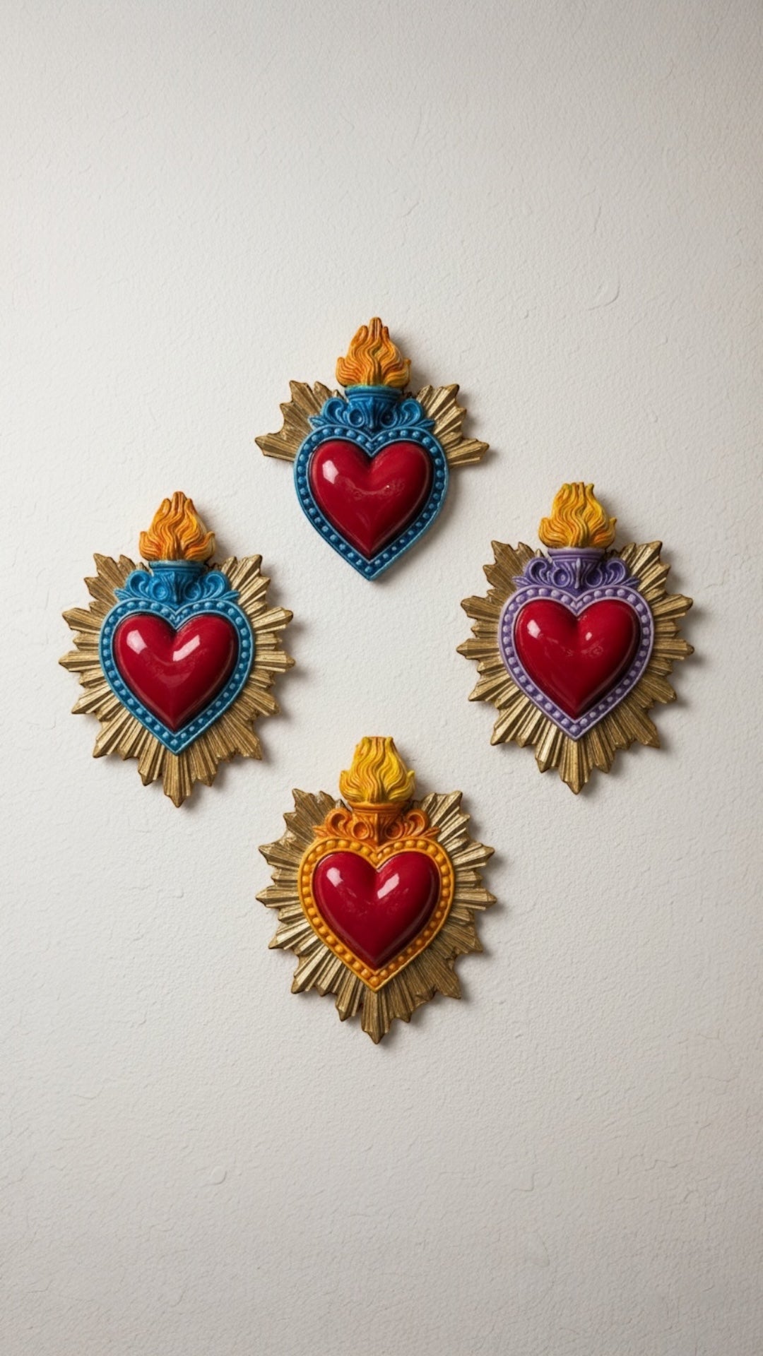 Exvoto corazón radiante · Relieve escultórico en cerámica esmaltada