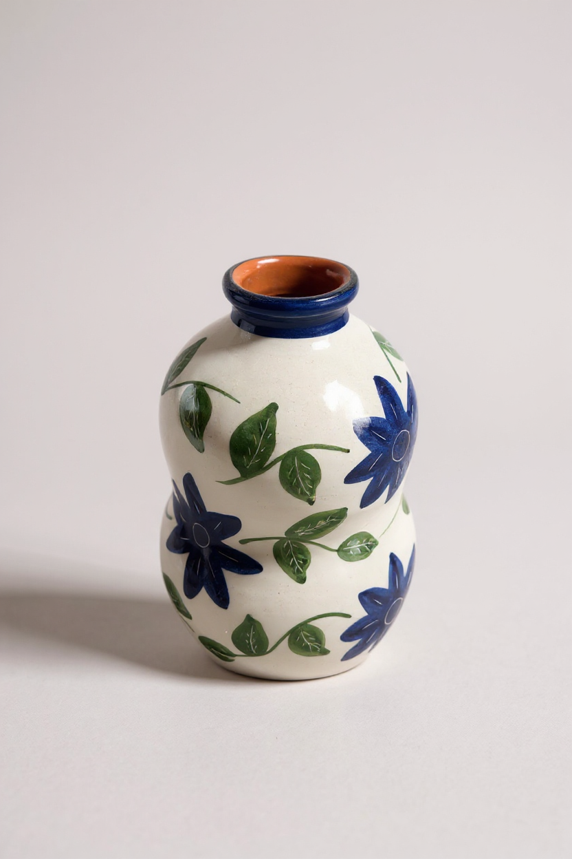 Jarrón de cerámica con flores azules