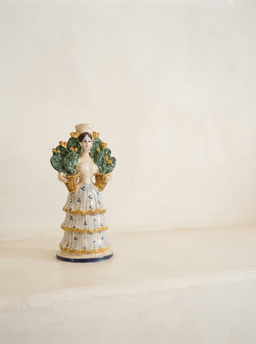Candelabro Mujer con cactus