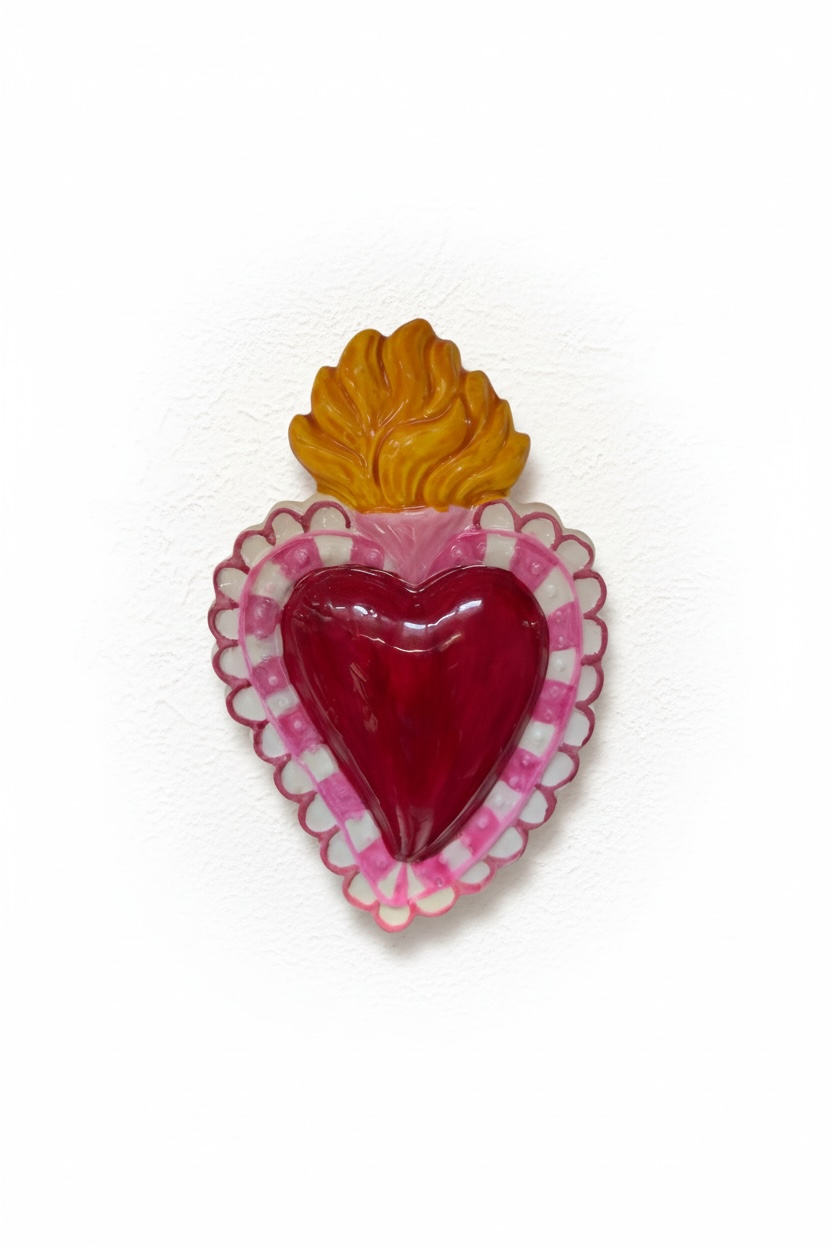 Exvoto corazón encaje · Relieve escultórico en cerámica esmaltada