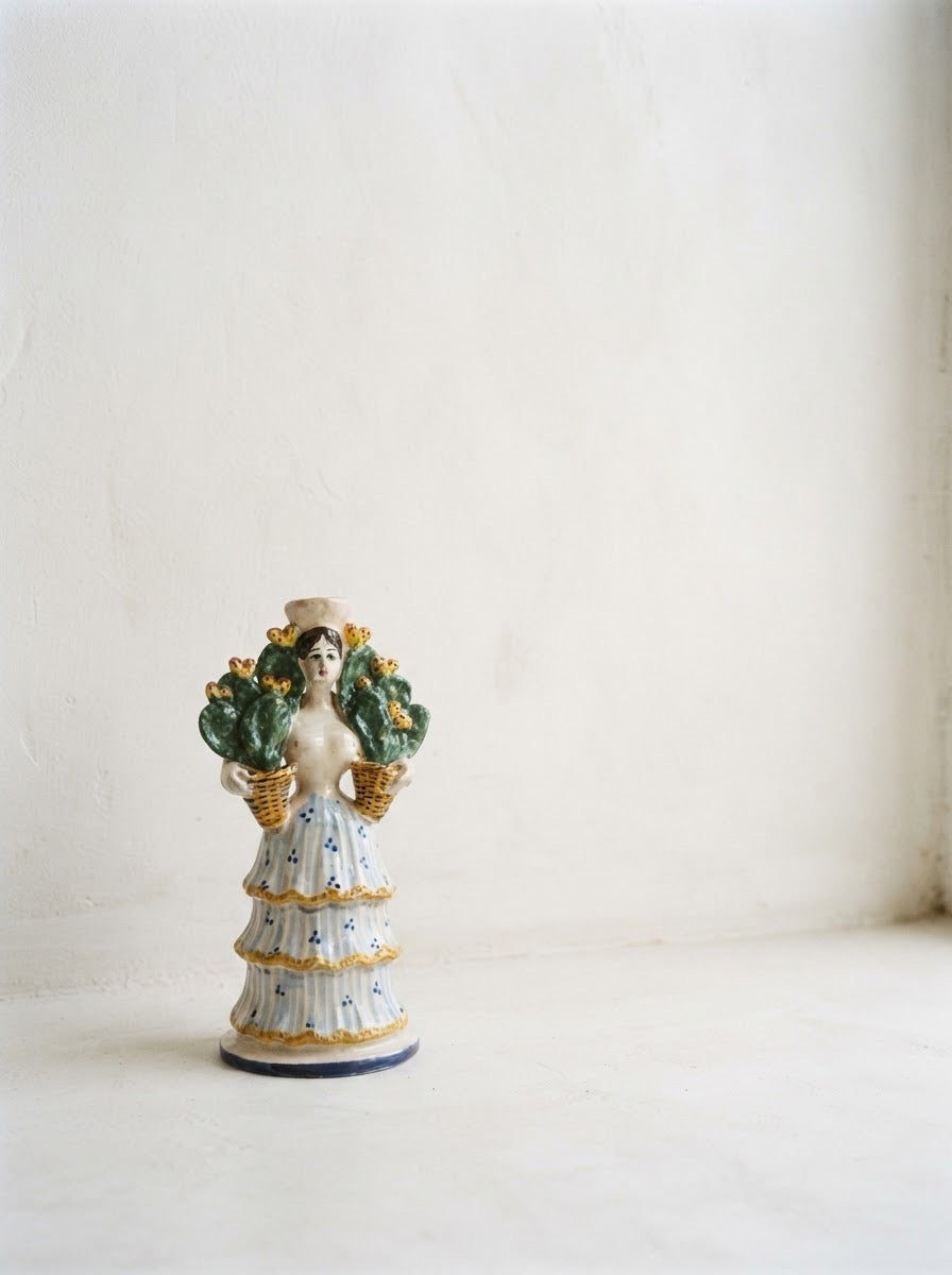 Candelabro Mujer con cactus