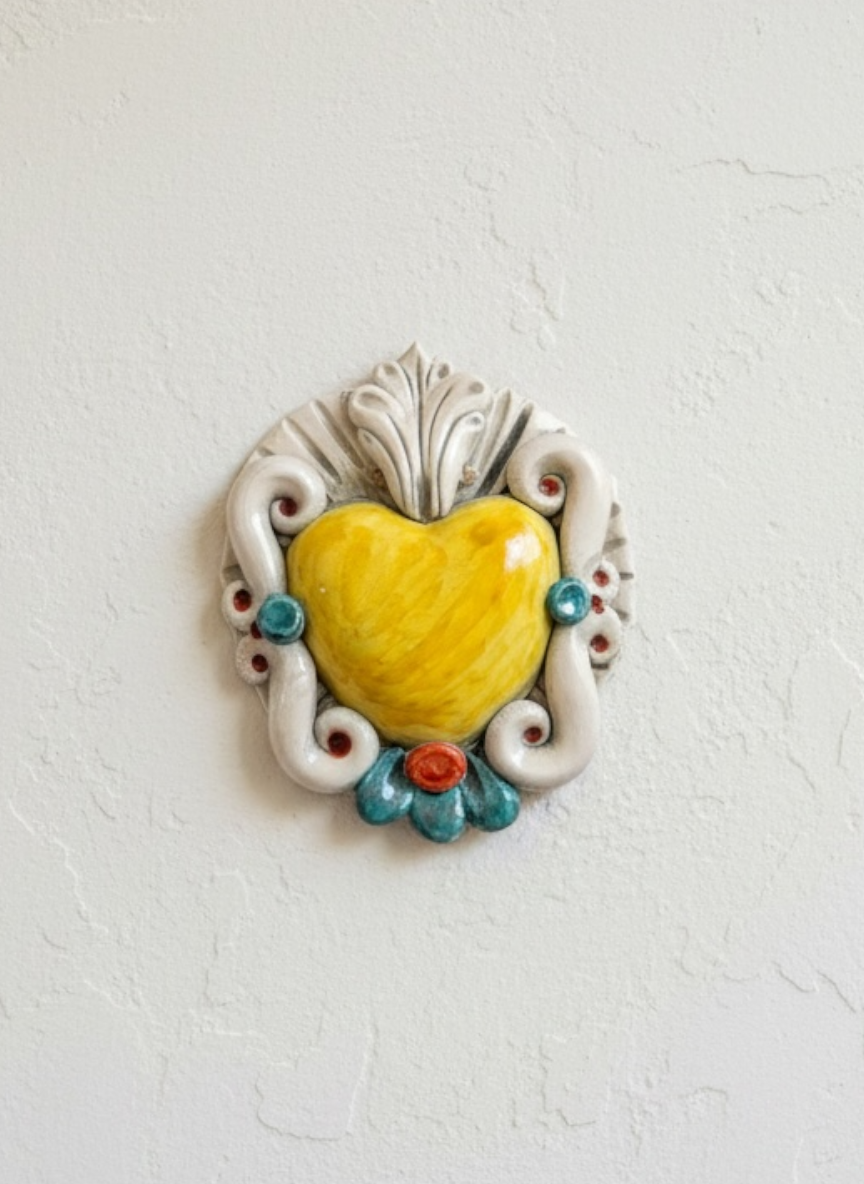 Exvoto corazón amarillo con ornamento clásico