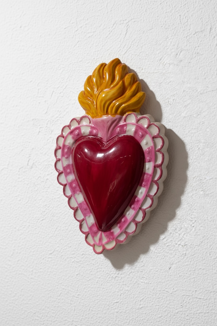 Exvoto corazón encaje · Relieve escultórico en cerámica esmaltada