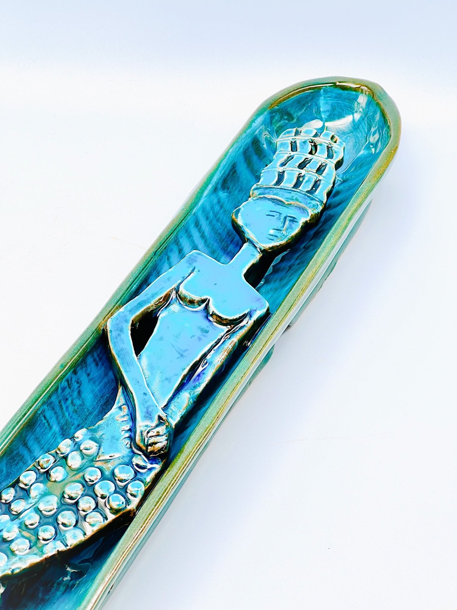 Bandeja pez con sirena en relieve 64,5x8cm - moruecoceramicas