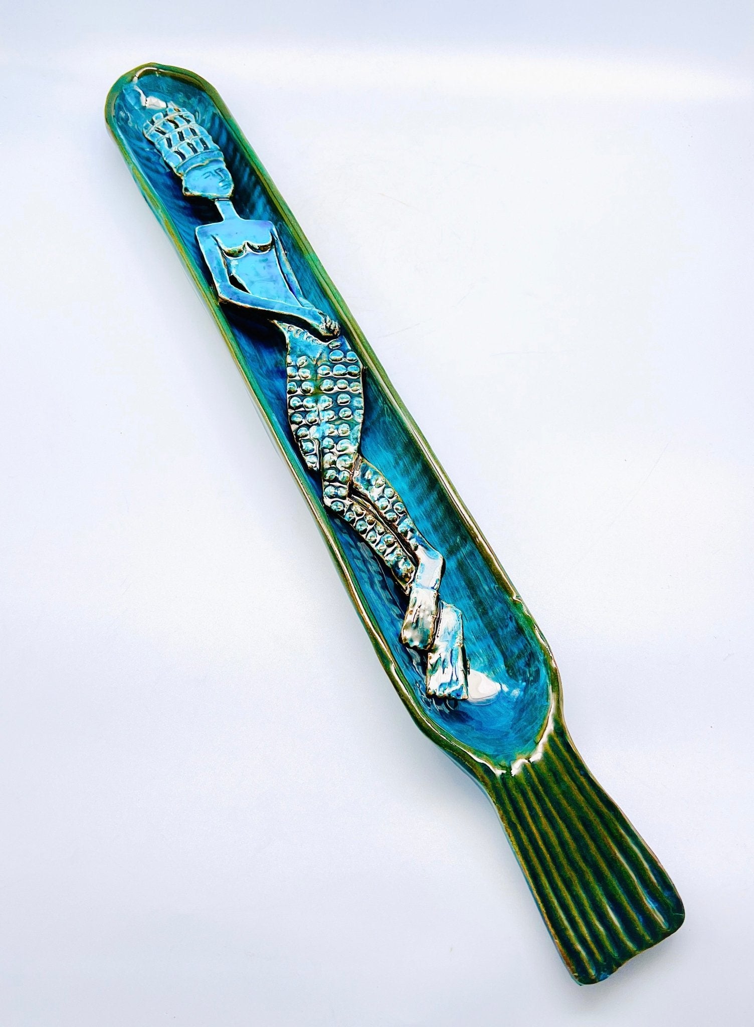 Bandeja pez con sirena en relieve 64,5x8cm - moruecoceramicas