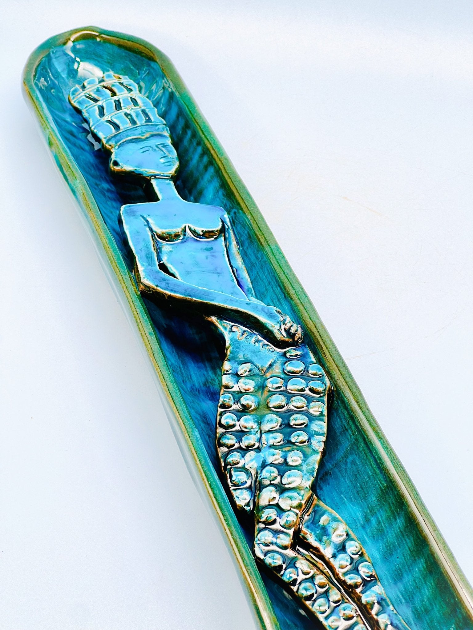 Bandeja pez con sirena en relieve 64,5x8cm - moruecoceramicas