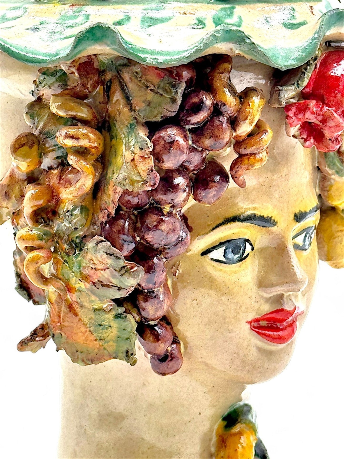 Cabeza de mujer con flores, frutas y pendientes (Lámpara) - Morueco Selección - moruecoceramicas