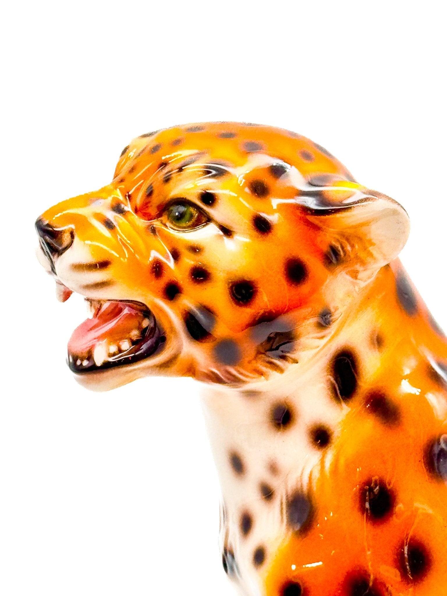 Leopardo sentado rugiendo - moruecoceramicas