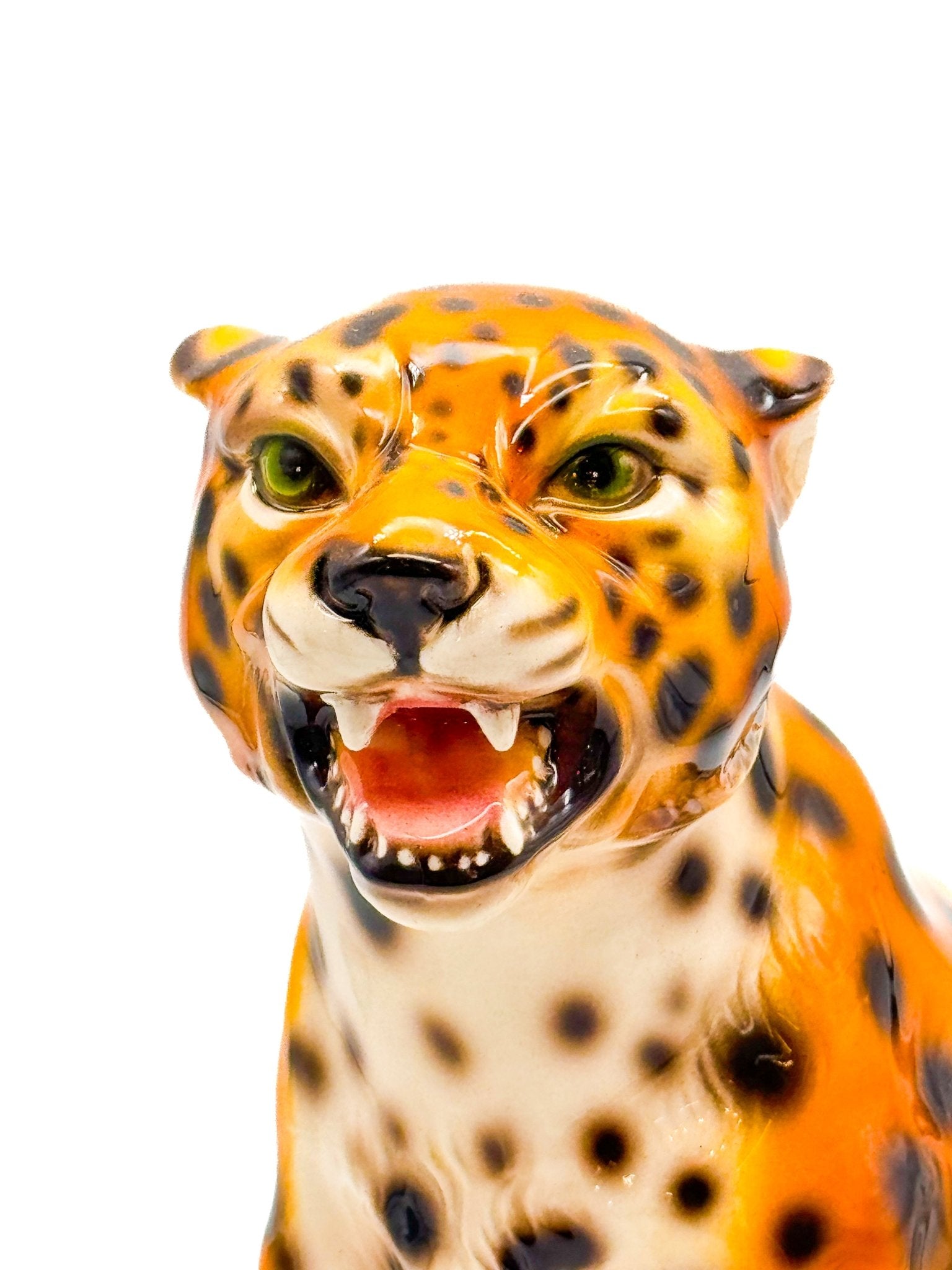 Leopardo sentado rugiendo - moruecoceramicas