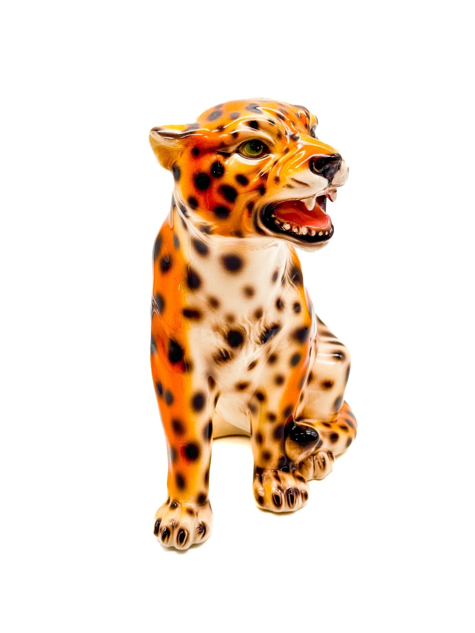 Leopardo sentado rugiendo - moruecoceramicas