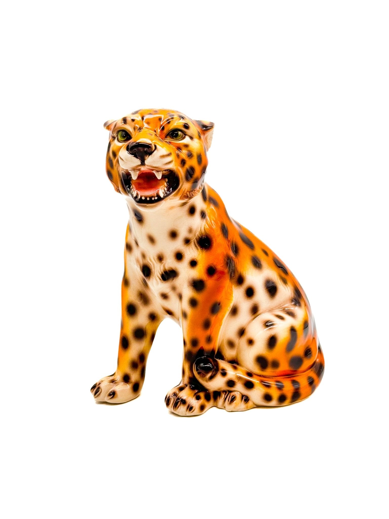 Leopardo sentado rugiendo - moruecoceramicas