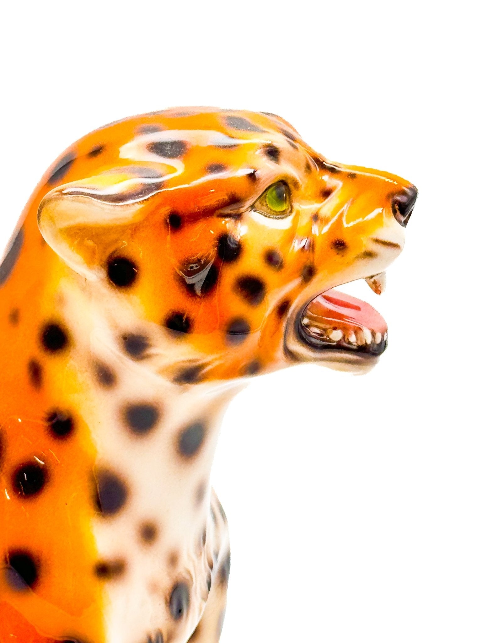 Leopardo sentado rugiendo - moruecoceramicas