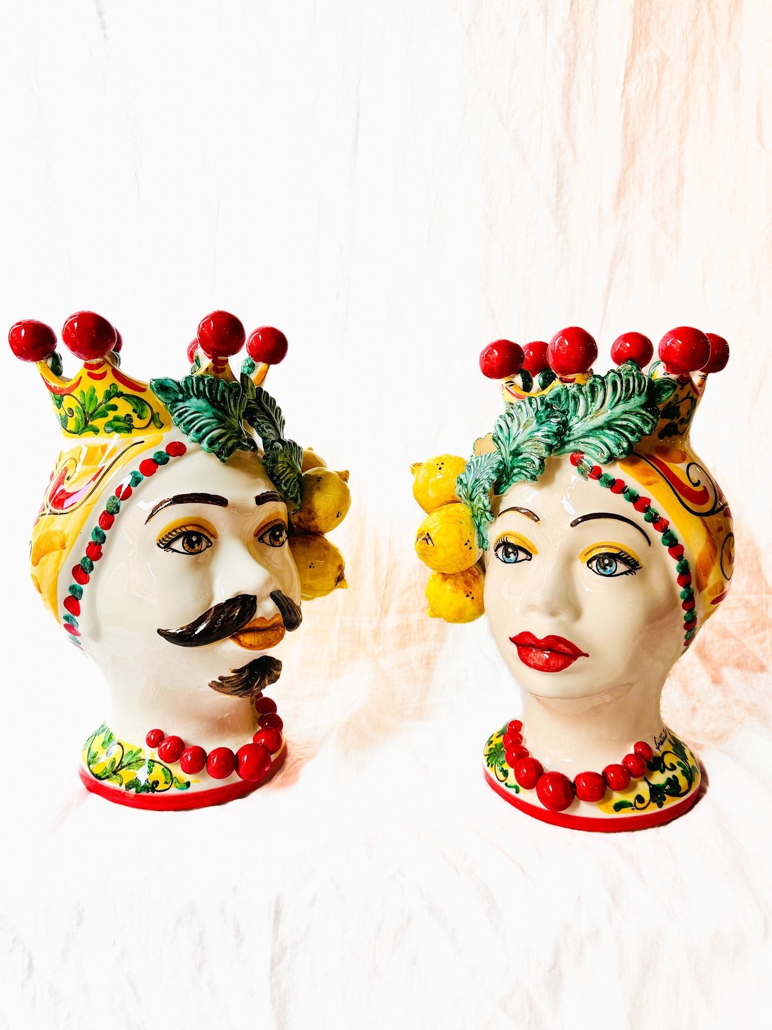 Pareja de reyes con limones y corona roja - moruecoceramicas