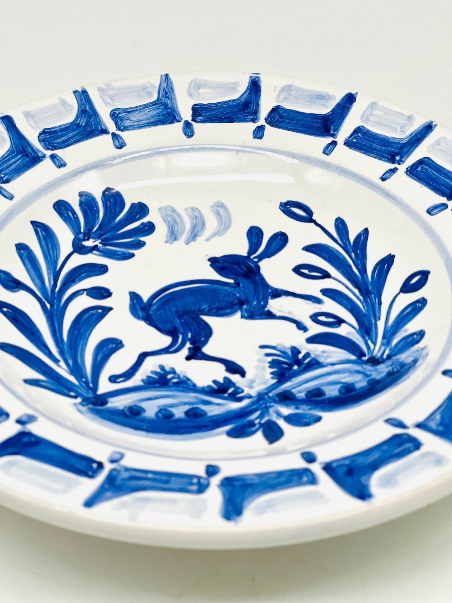 Plato "El conejo azul" - moruecoceramicas