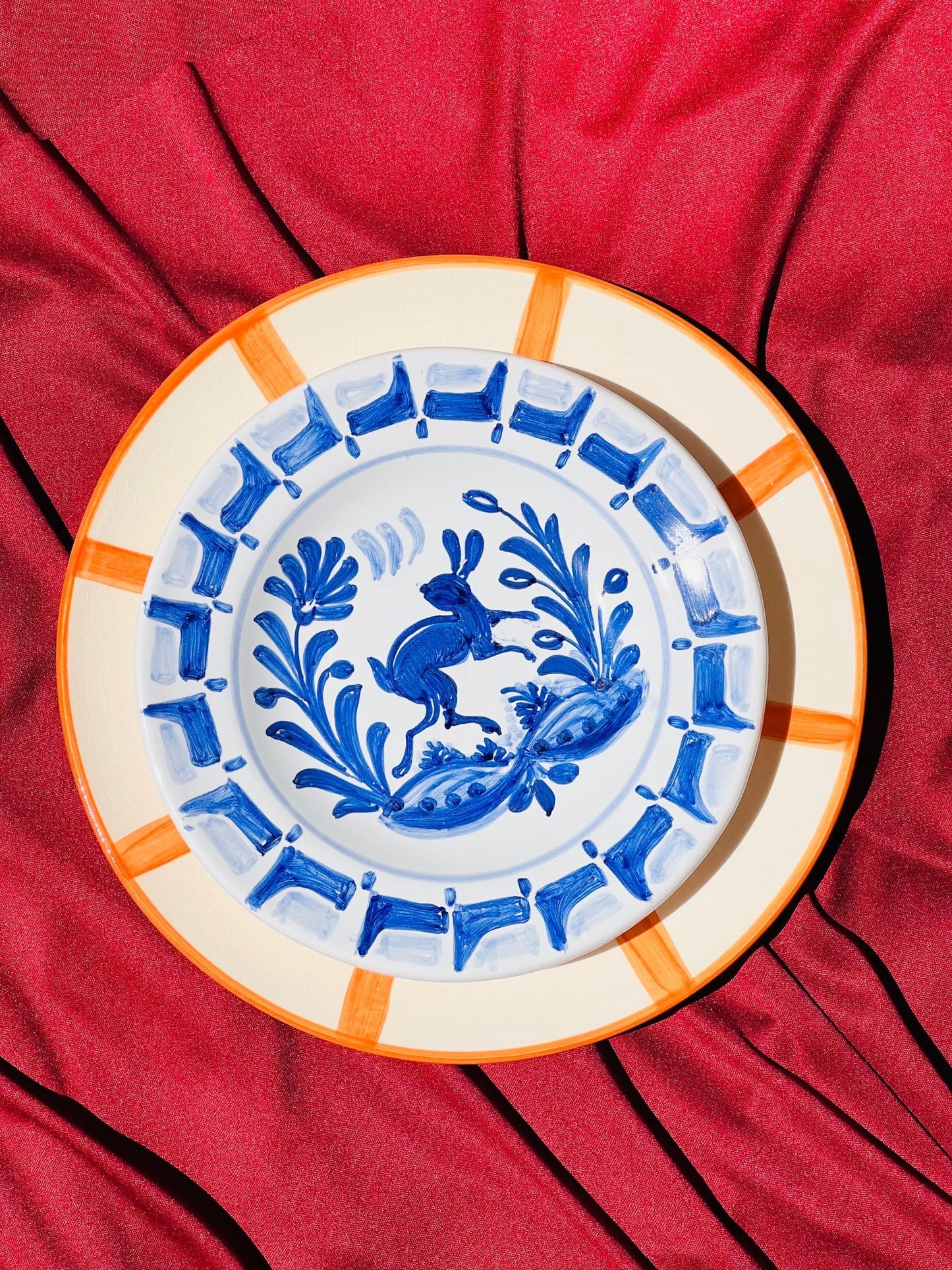 Plato "El conejo azul" - moruecoceramicas