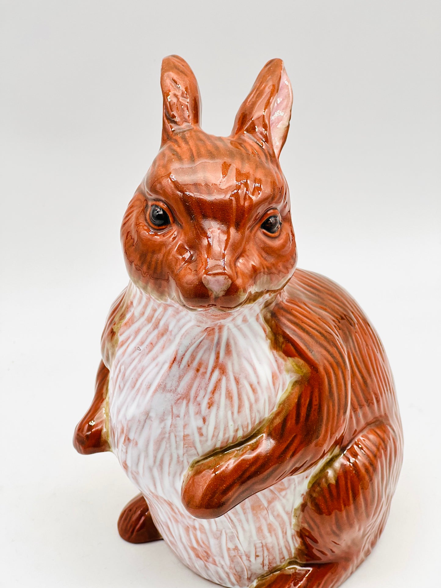 Conejo de cerámica marrón y rosa