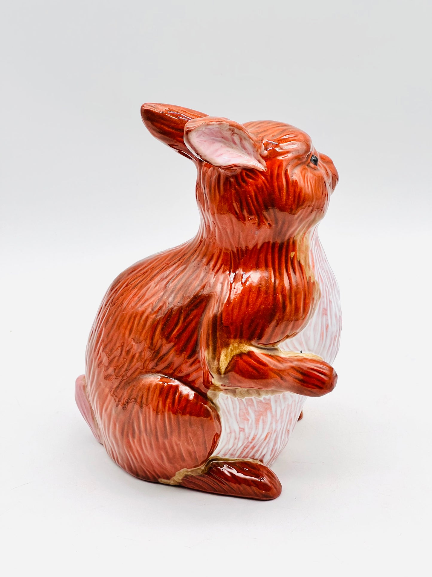 Conejo de cerámica marrón y rosa