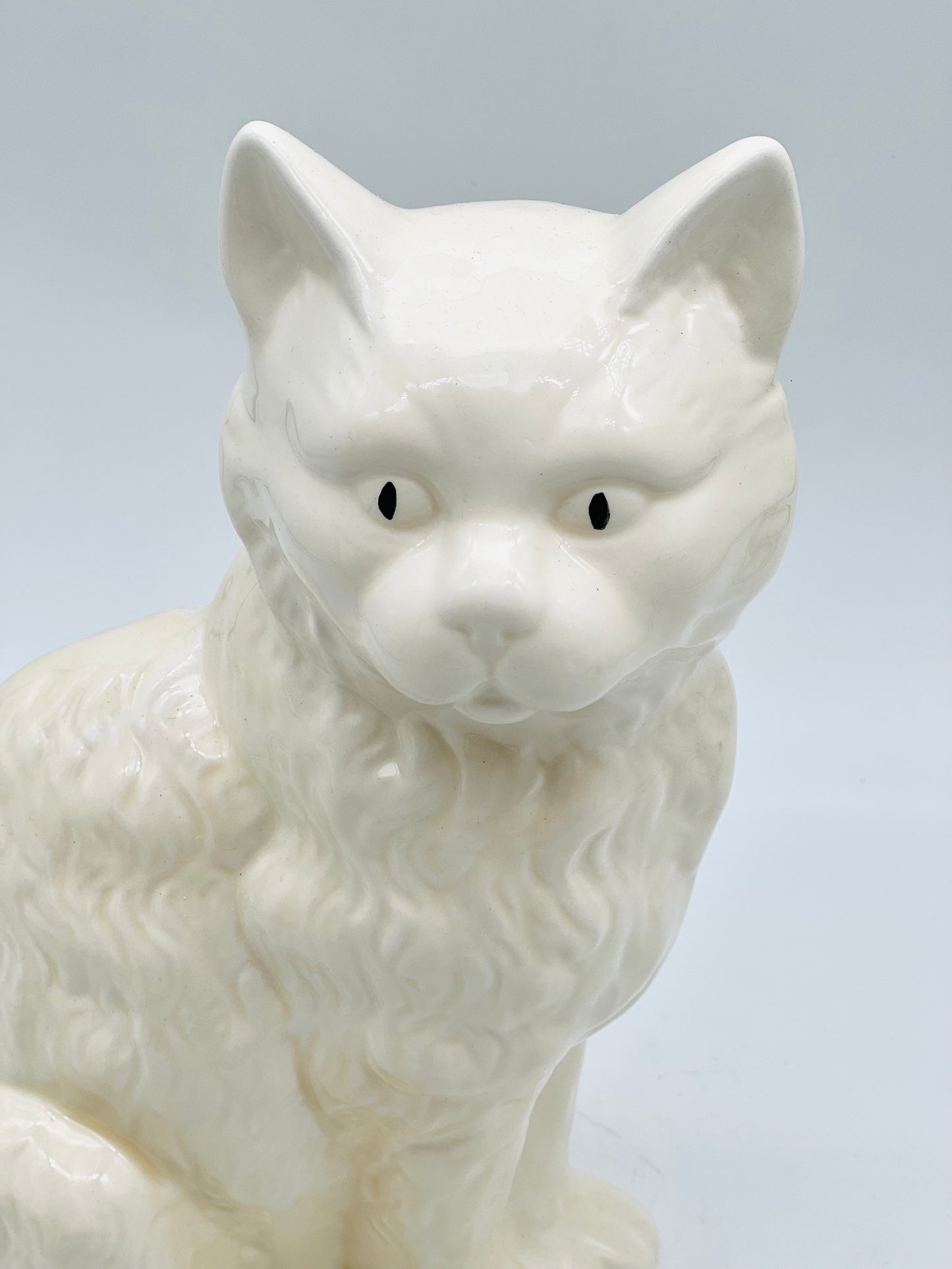 Gato de cerámica blanco
