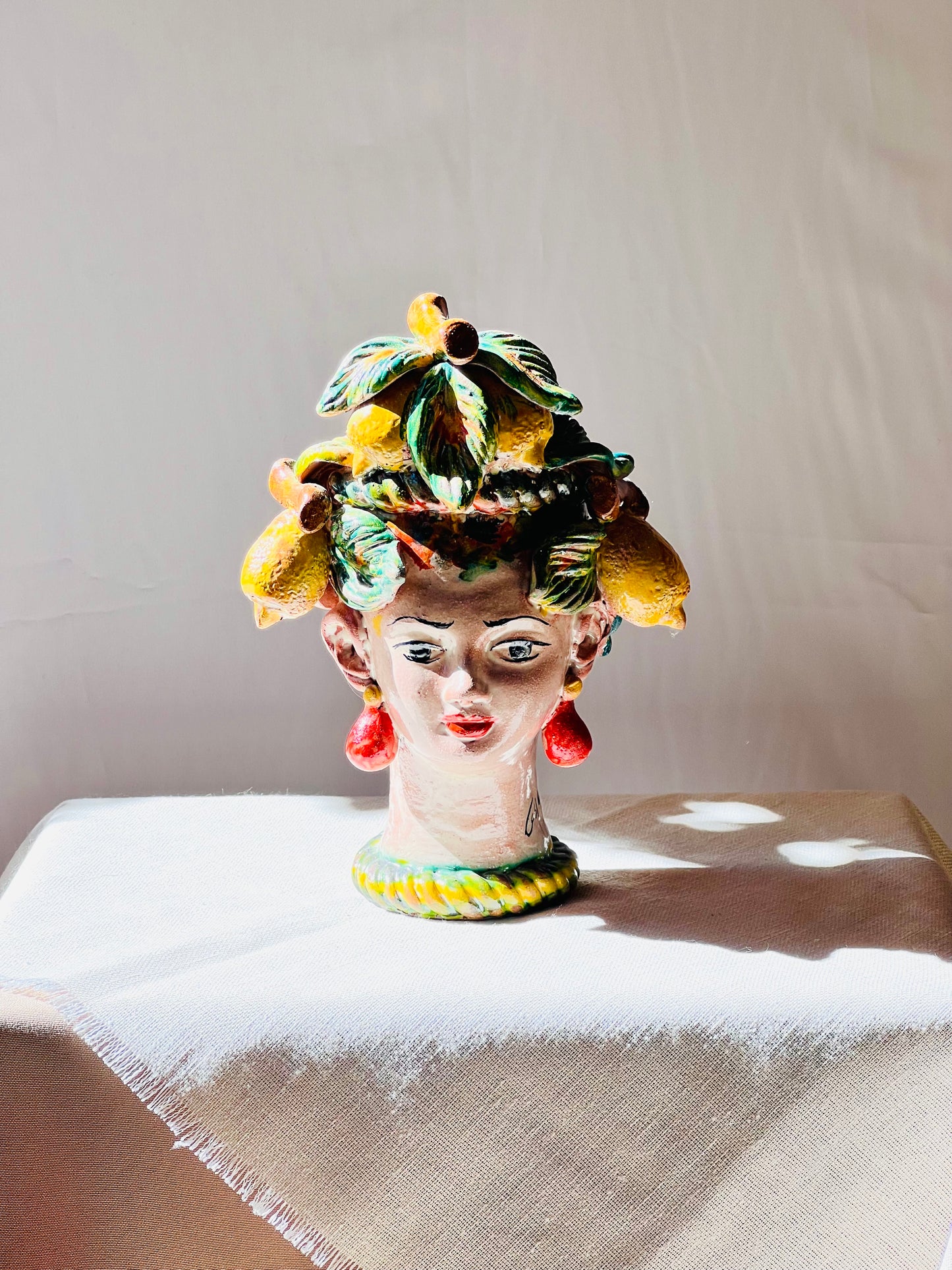 Cabeza recipiente de mujer decorada con limones 21cm