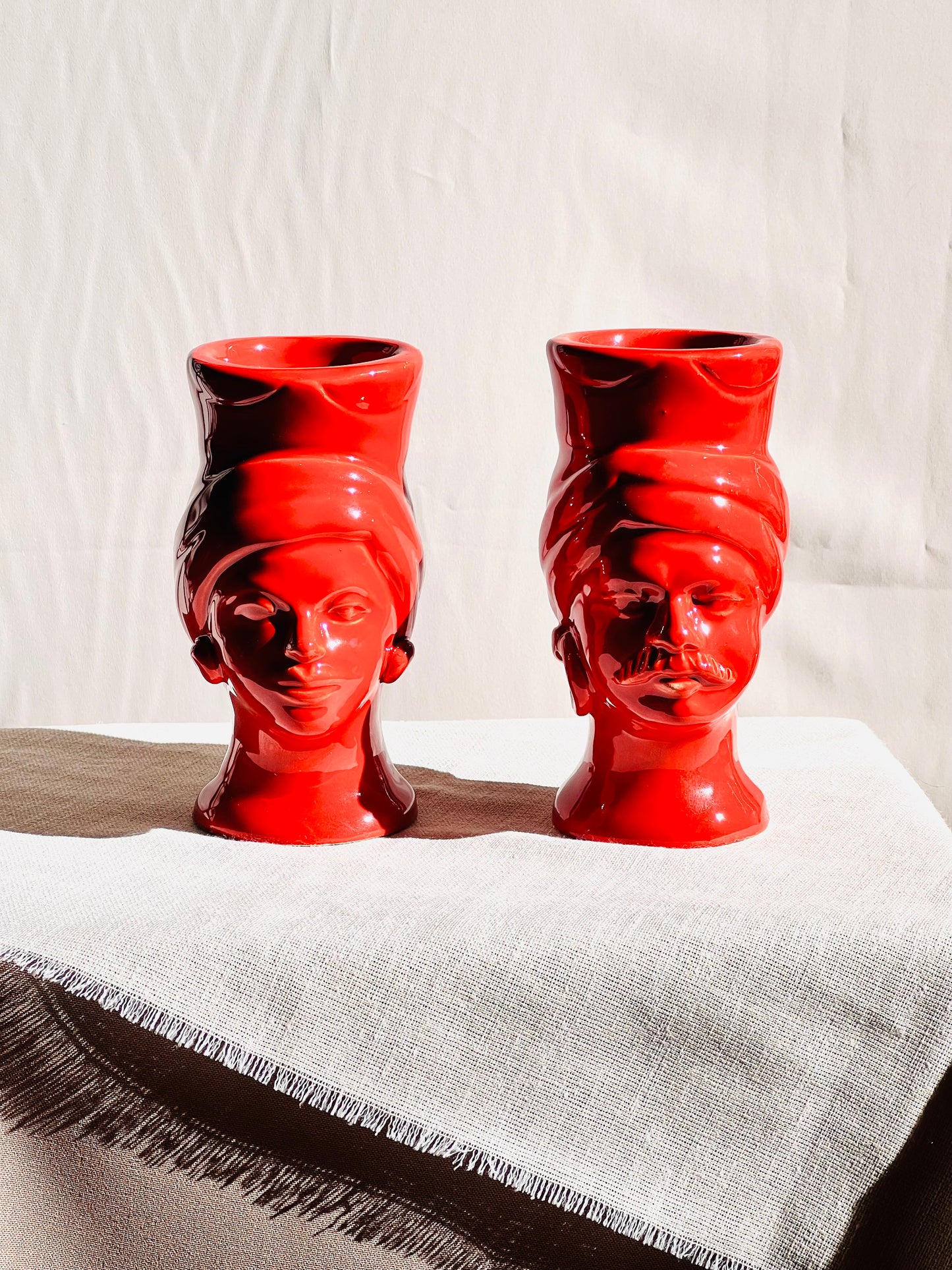 Pareja de jarrones hombre y mujer rojo 14cm