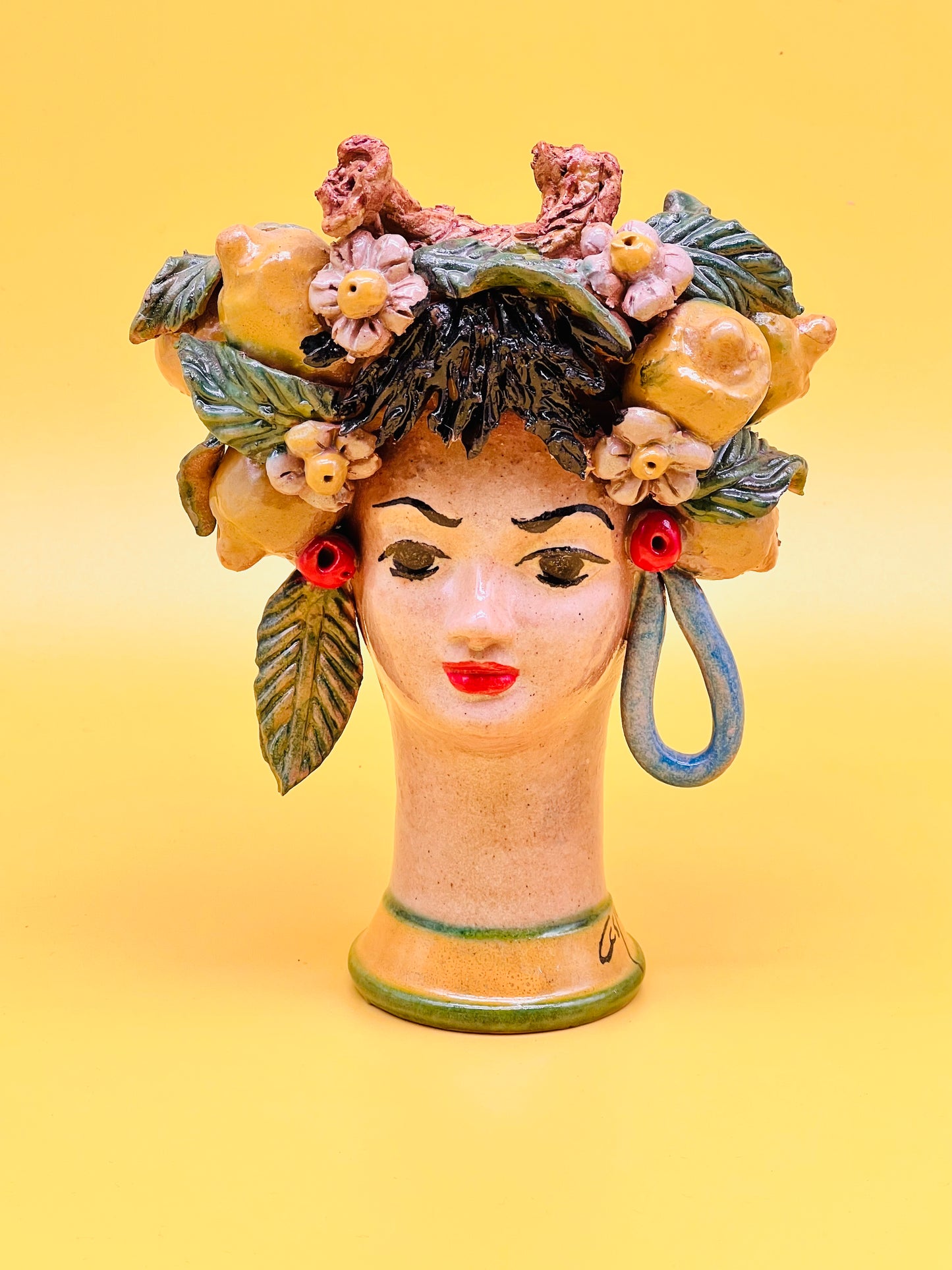 Cabeza de mujer decorada con limones