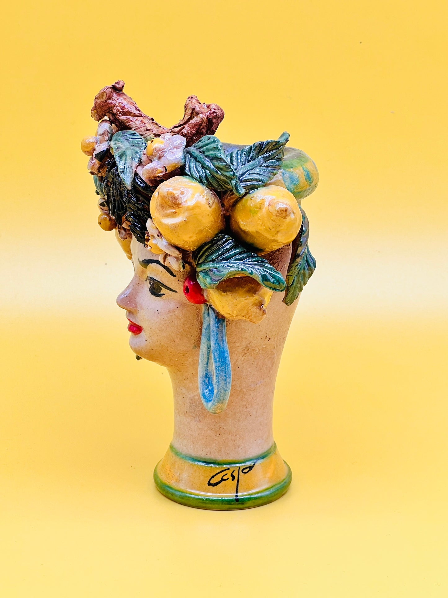 Cabeza de mujer decorada con limones
